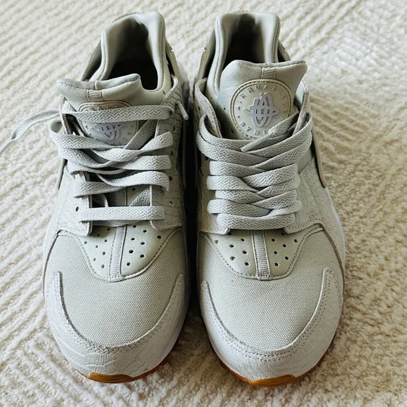 Nike Air Huarache Cream & White Gum Sole Size 8 - Picture 2 of 10